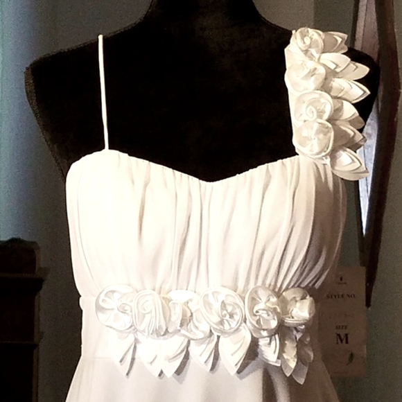 Beautiful White Dress - Picture 2 of 8